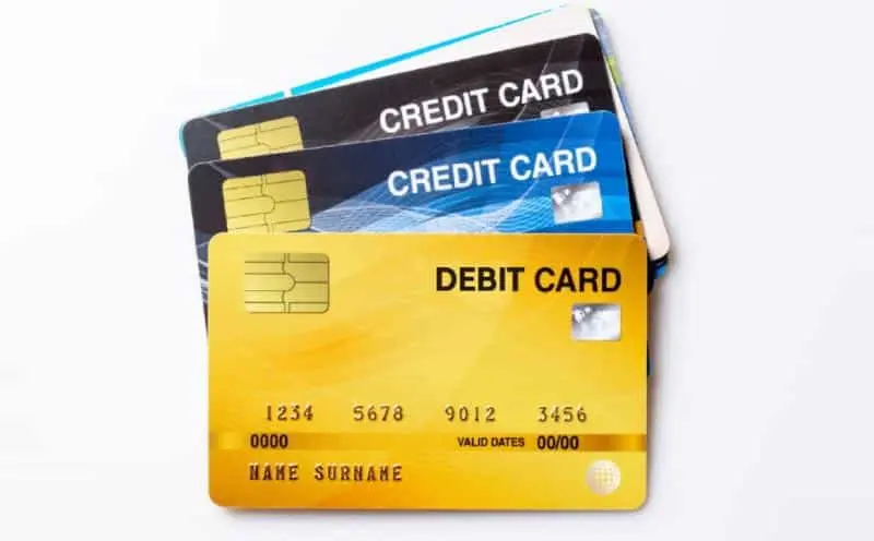 4 Perbedaan Kartu Debit dan Kartu Kredit Yang Perlu Diketahui